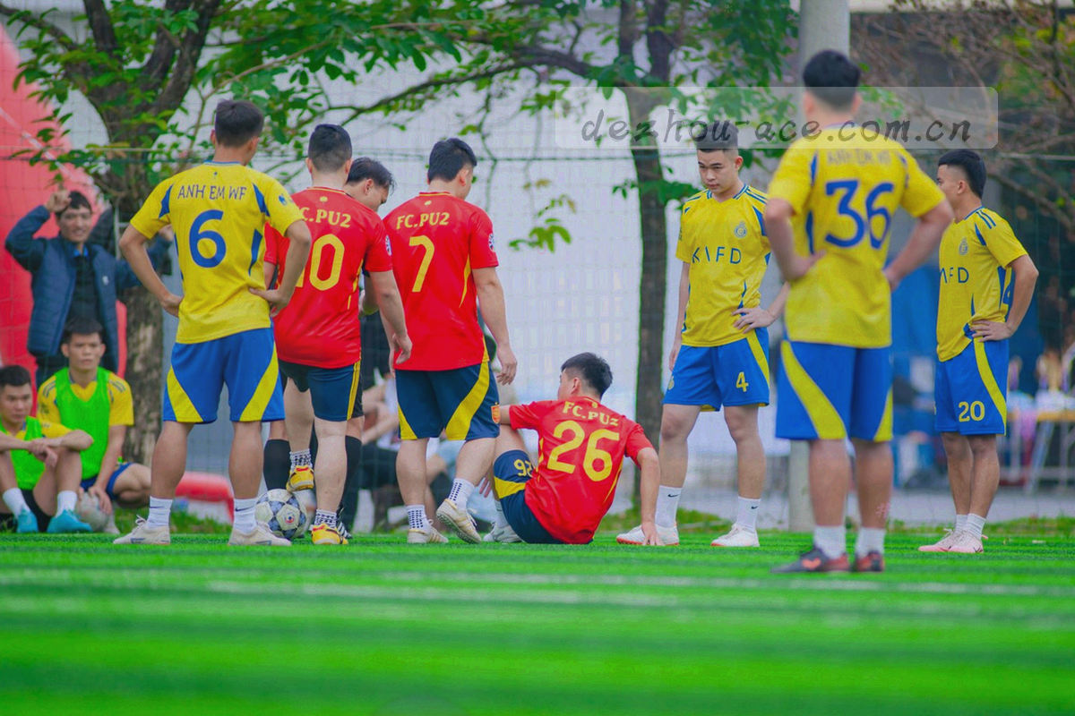暗光工作室内多台显示器亮着界面列表的中性氛围示意